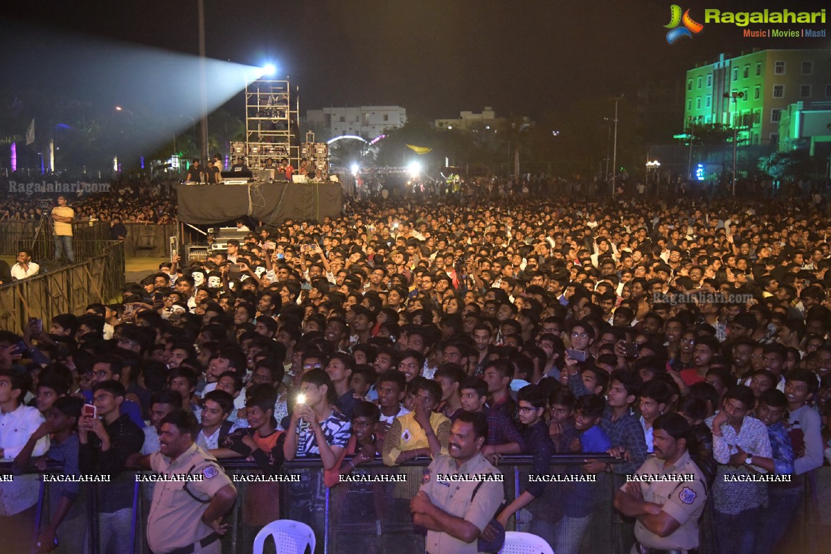 Sunidhi Chauhan Concert @ TKR College Fest - Shiznay 2019