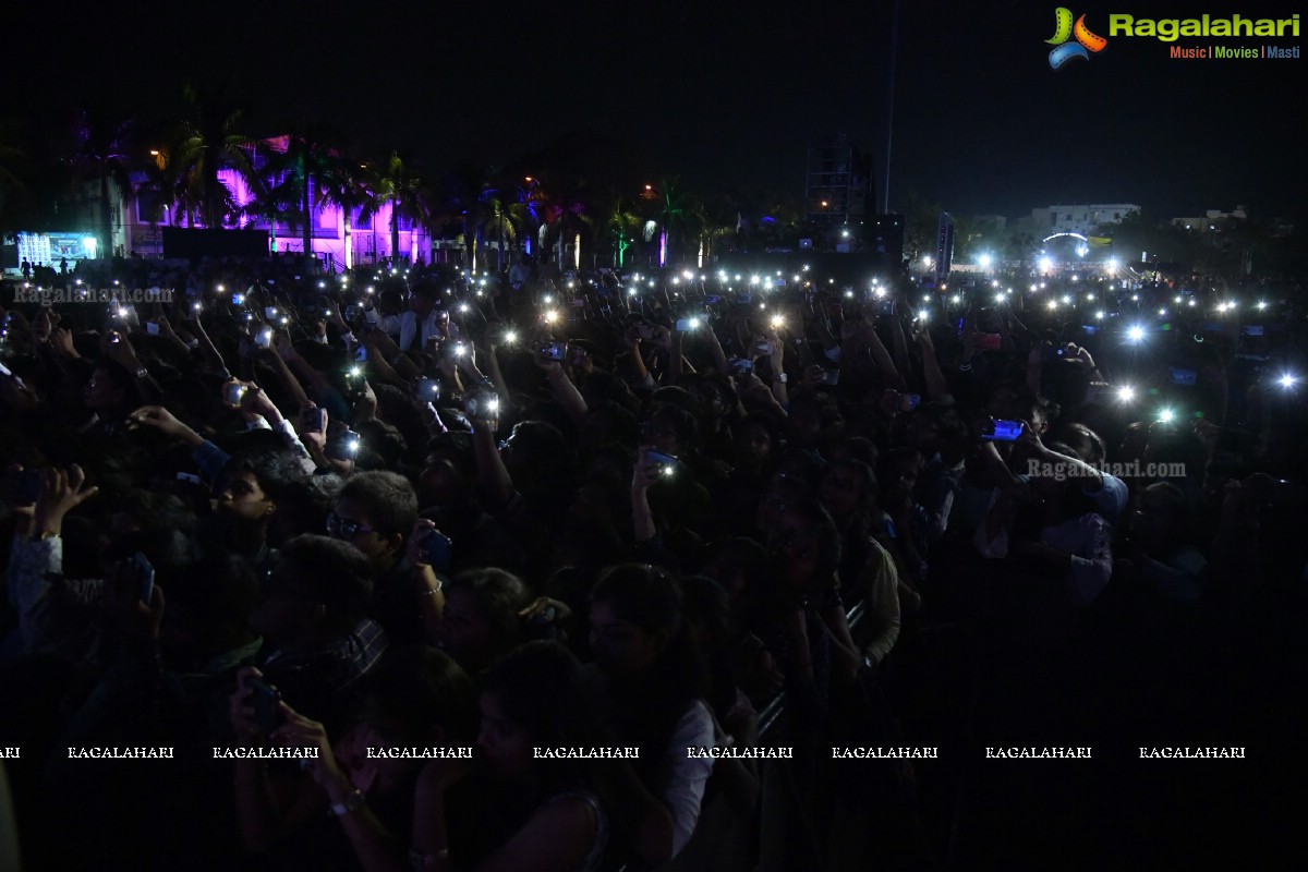 Sunidhi Chauhan Concert @ TKR College Fest - Shiznay 2019