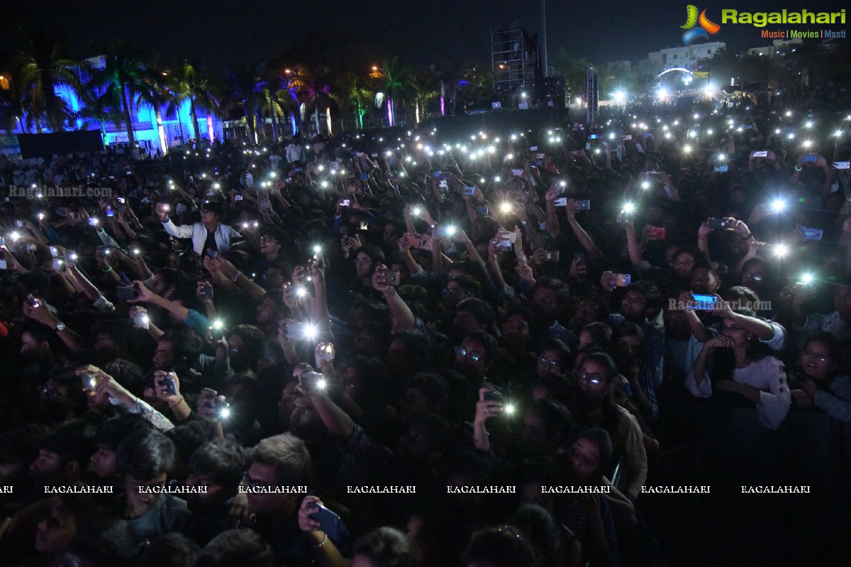 Sunidhi Chauhan Concert @ TKR College Fest - Shiznay 2019