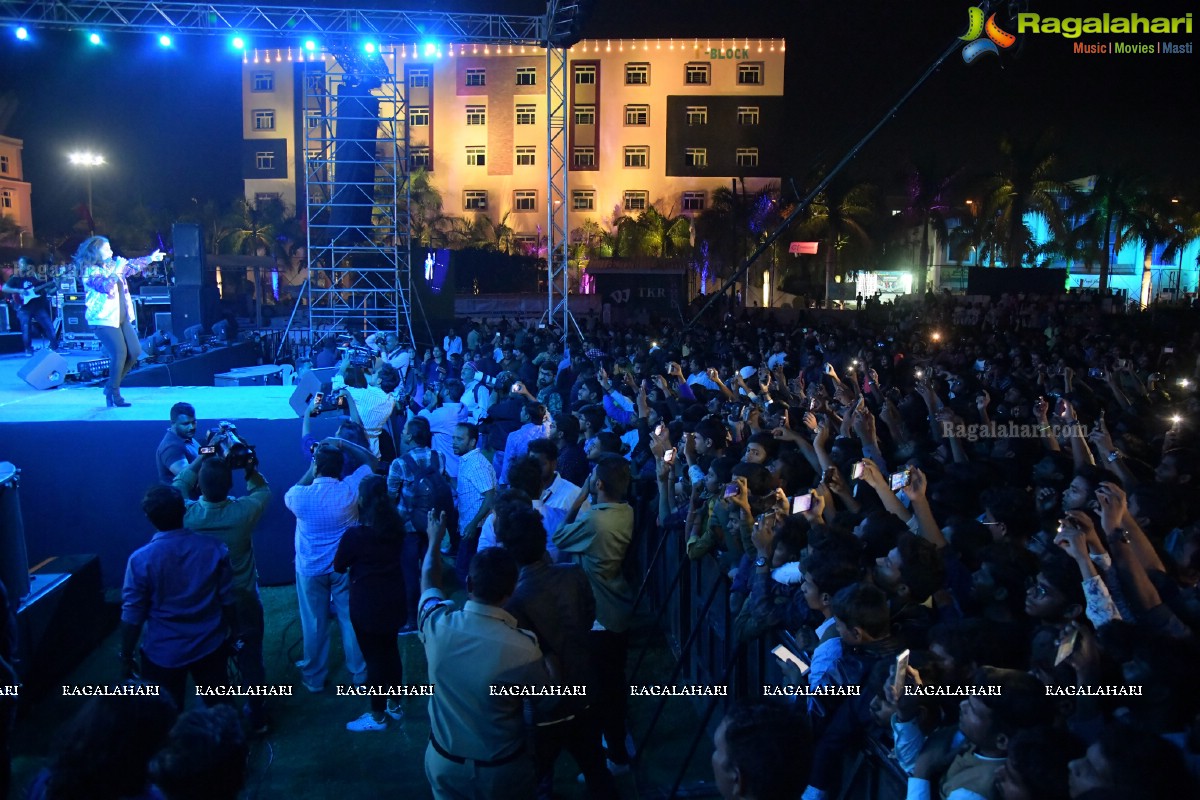 Sunidhi Chauhan Concert @ TKR College Fest - Shiznay 2019