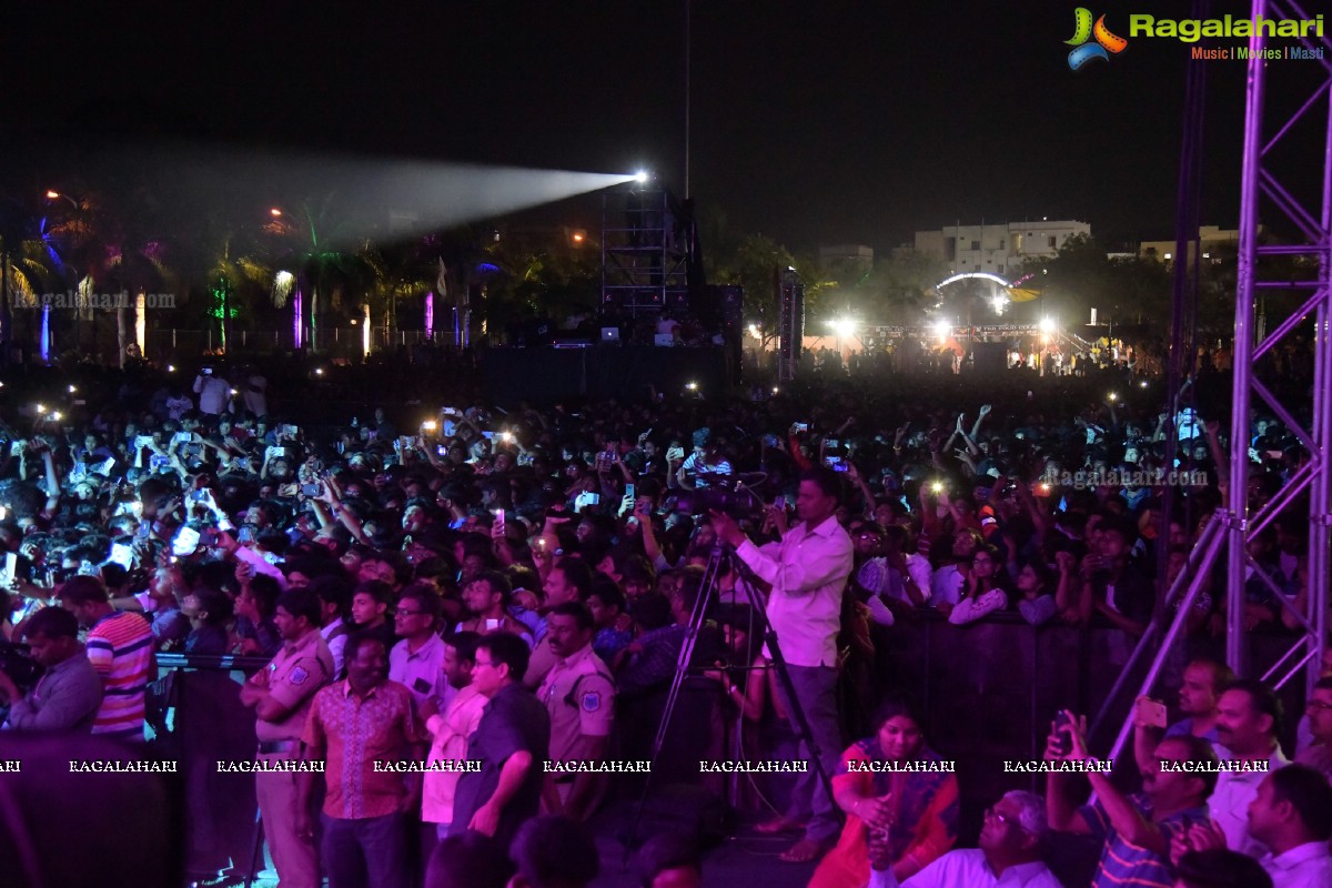 Sunidhi Chauhan Concert @ TKR College Fest - Shiznay 2019