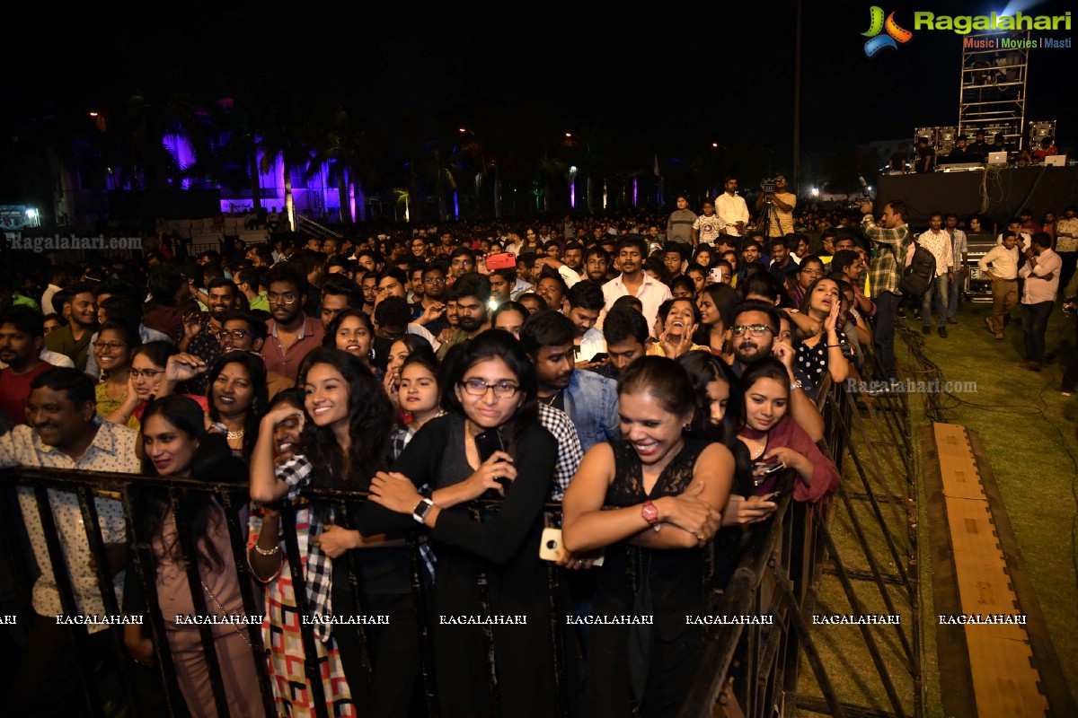 Sunidhi Chauhan Concert @ TKR College Fest - Shiznay 2019