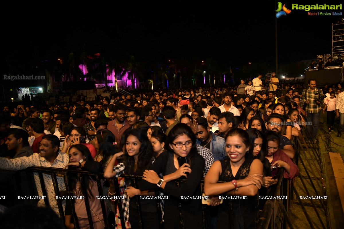 Sunidhi Chauhan Concert @ TKR College Fest - Shiznay 2019