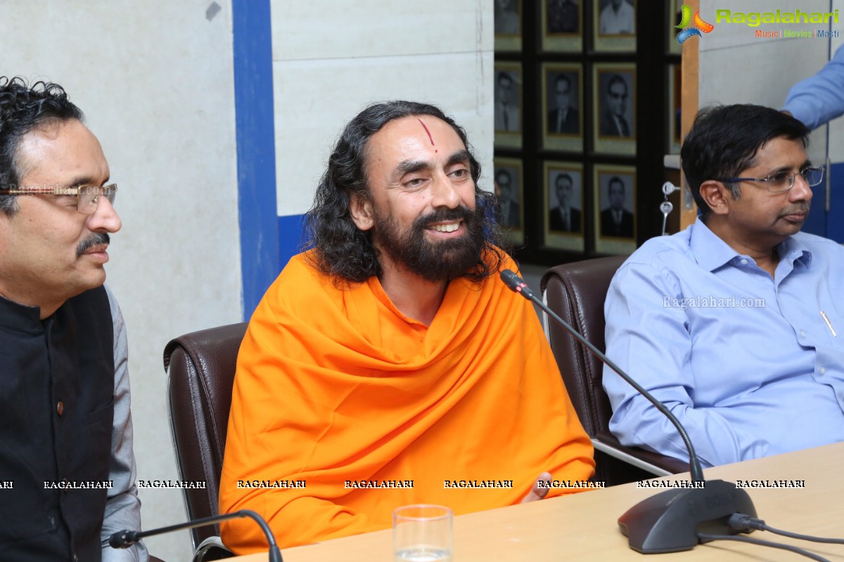 Swami Mukundananda Delivers a Talk On ‘Technology For Mind Management’ at Visvesvaraya Bhavan