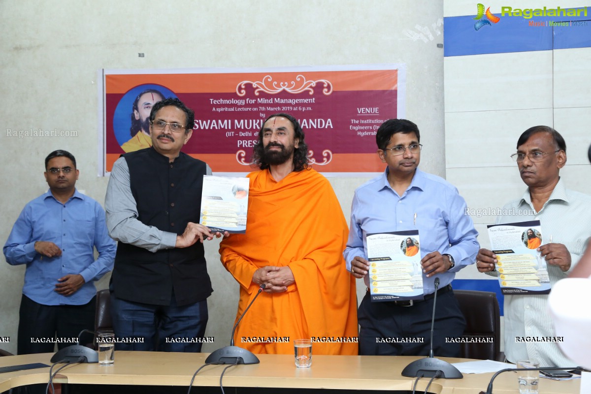 Swami Mukundananda Delivers a Talk On ‘Technology For Mind Management’ at Visvesvaraya Bhavan