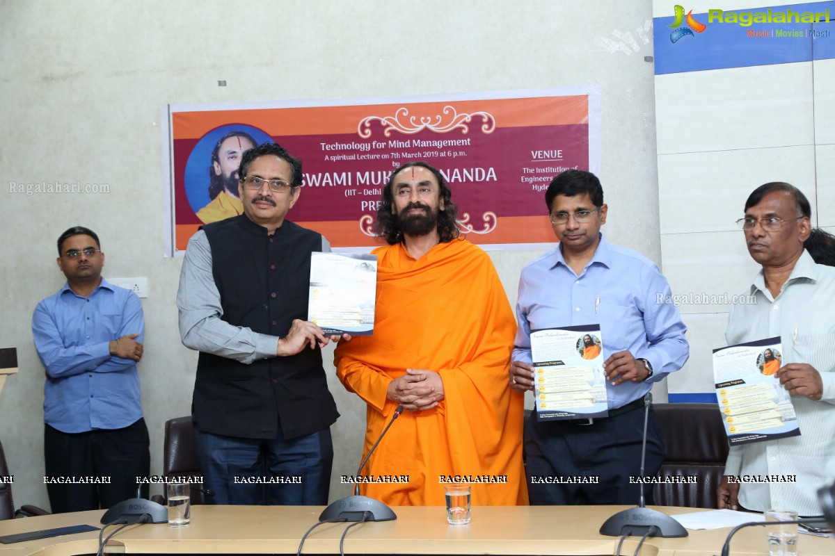 Swami Mukundananda Delivers a Talk On ‘Technology For Mind Management’ at Visvesvaraya Bhavan