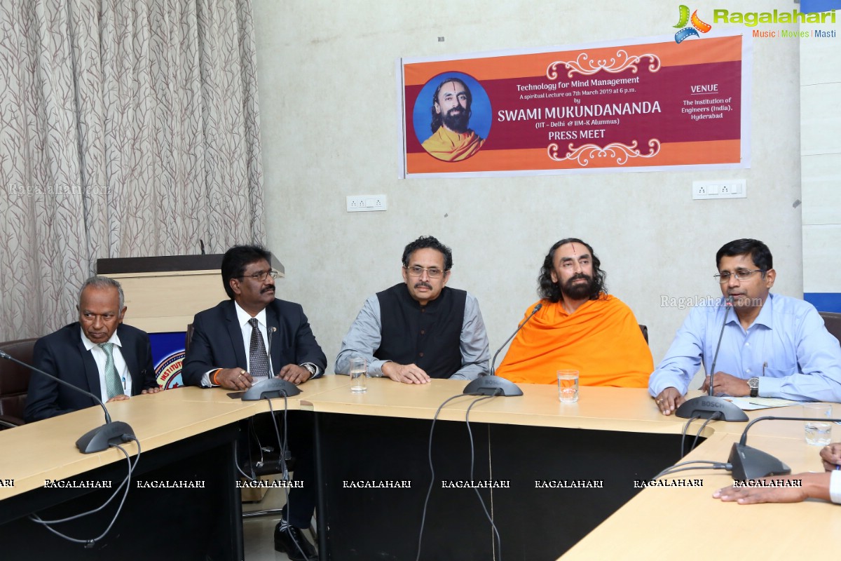Swami Mukundananda Delivers a Talk On ‘Technology For Mind Management’ at Visvesvaraya Bhavan