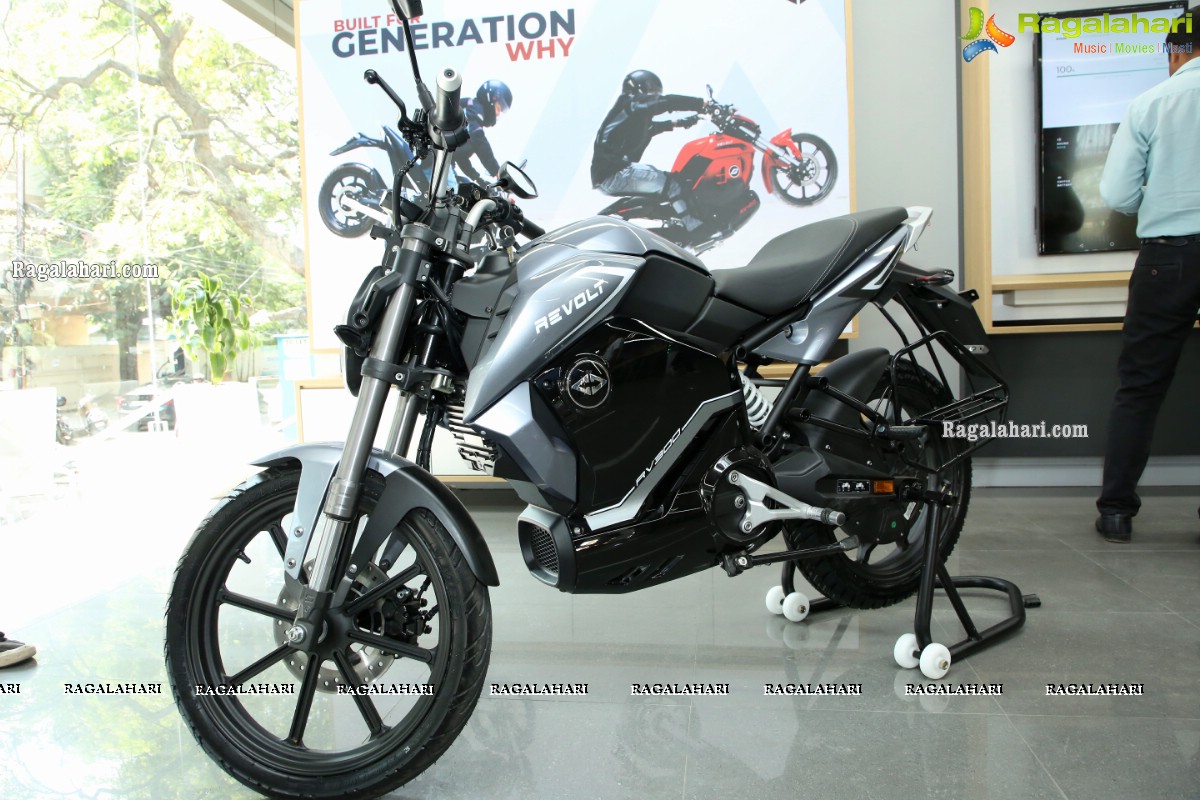 Revolt Intellicorp Launches India's First AI-Enabled Motorcycle RV 400 in Hyderabad