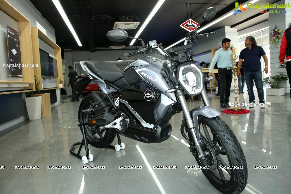 Revolt Intellicorp Launches India's First AI-Enabled Motorcycle RV 400 in Hyderabad