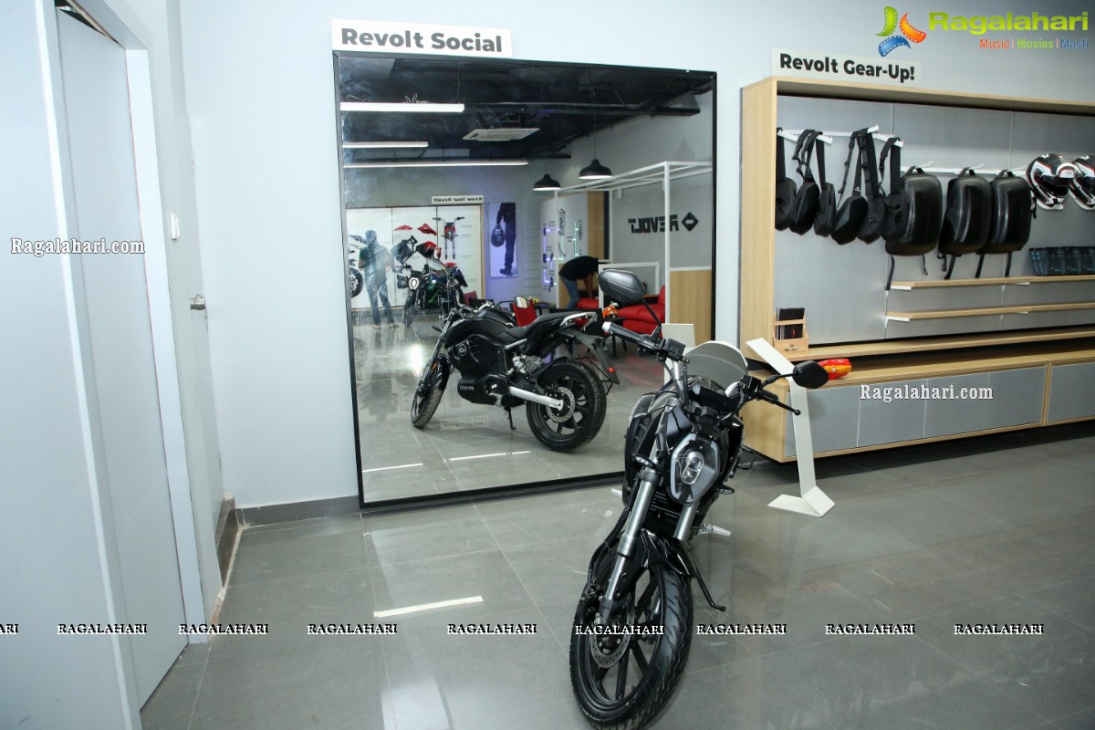 Revolt Intellicorp Launches India's First AI-Enabled Motorcycle RV 400 in Hyderabad