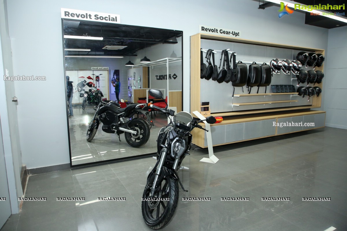 Revolt Intellicorp Launches India's First AI-Enabled Motorcycle RV 400 in Hyderabad