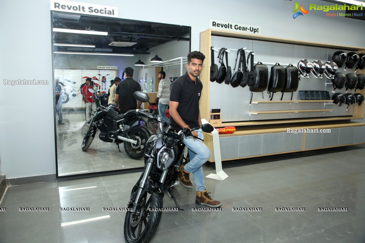 Revolt Intellicorp Launches India's First AI-Enabled Motorcycle RV 400 in Hyderabad