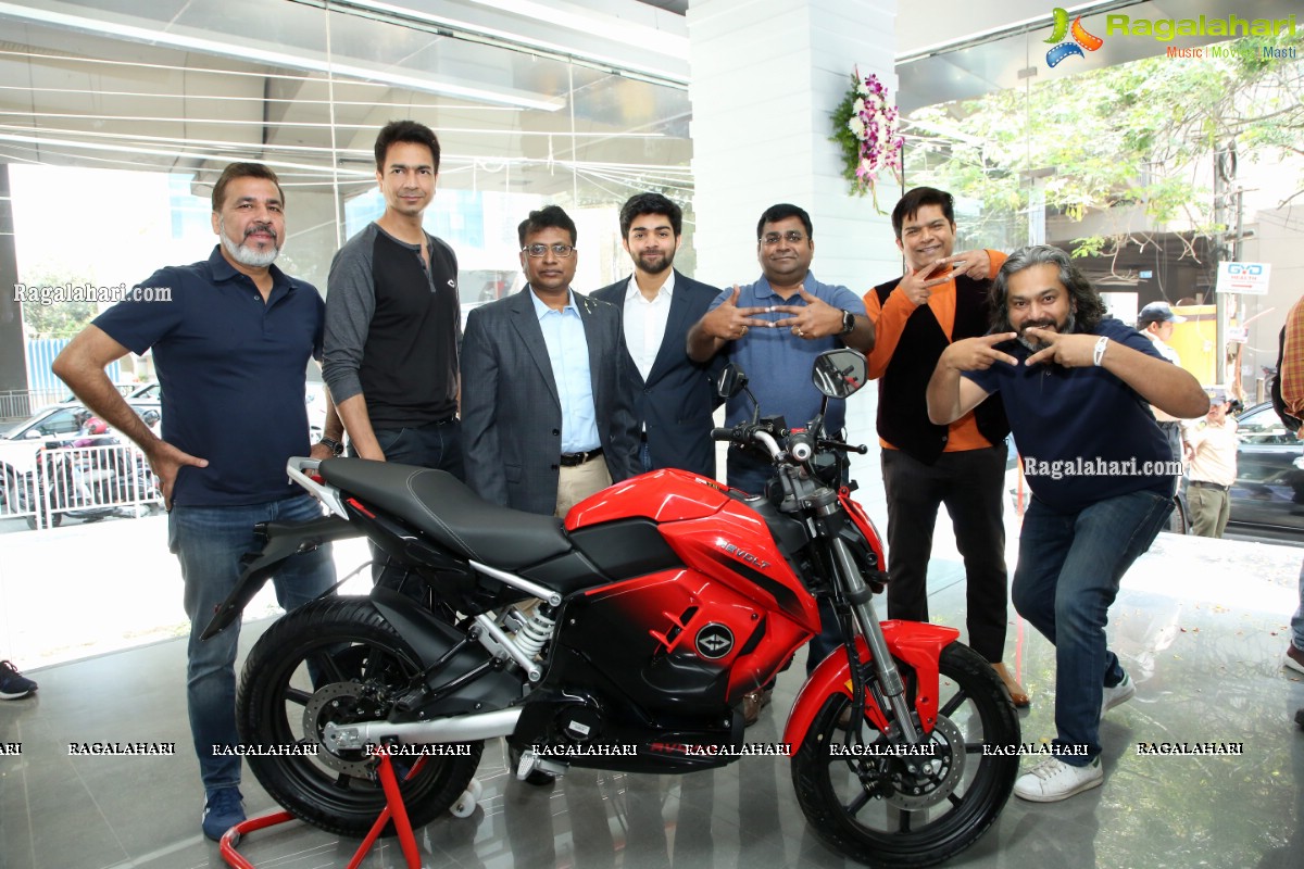 Revolt Intellicorp Launches India's First AI-Enabled Motorcycle RV 400 in Hyderabad