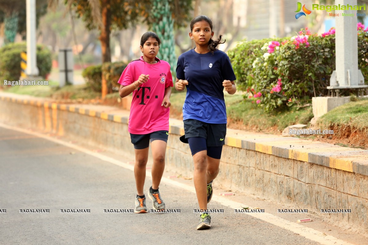 Raashi Khanna Flags Off Run For Women Empowerment at Hitex Exhibition Centre by Bhagyanagar Foundation