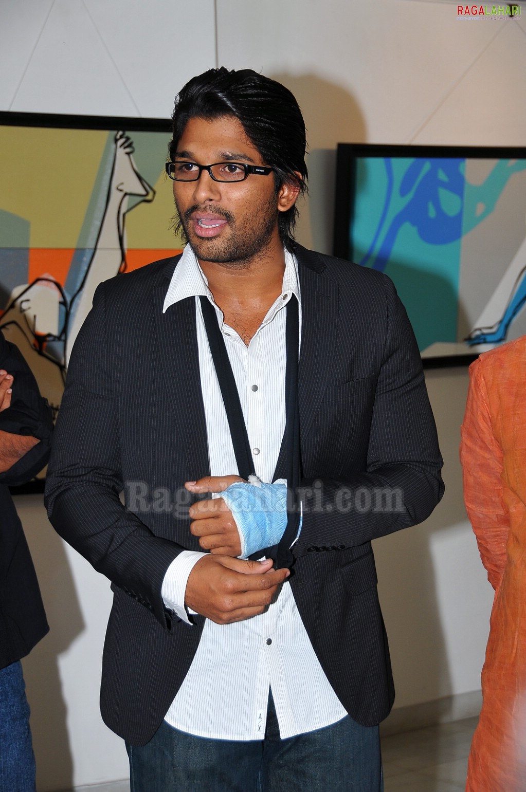 Allu Arjun inagurates Srishti Art Exhibition