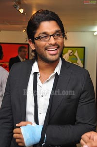 Allu Arjun inagurates Srishti Art Exhibition