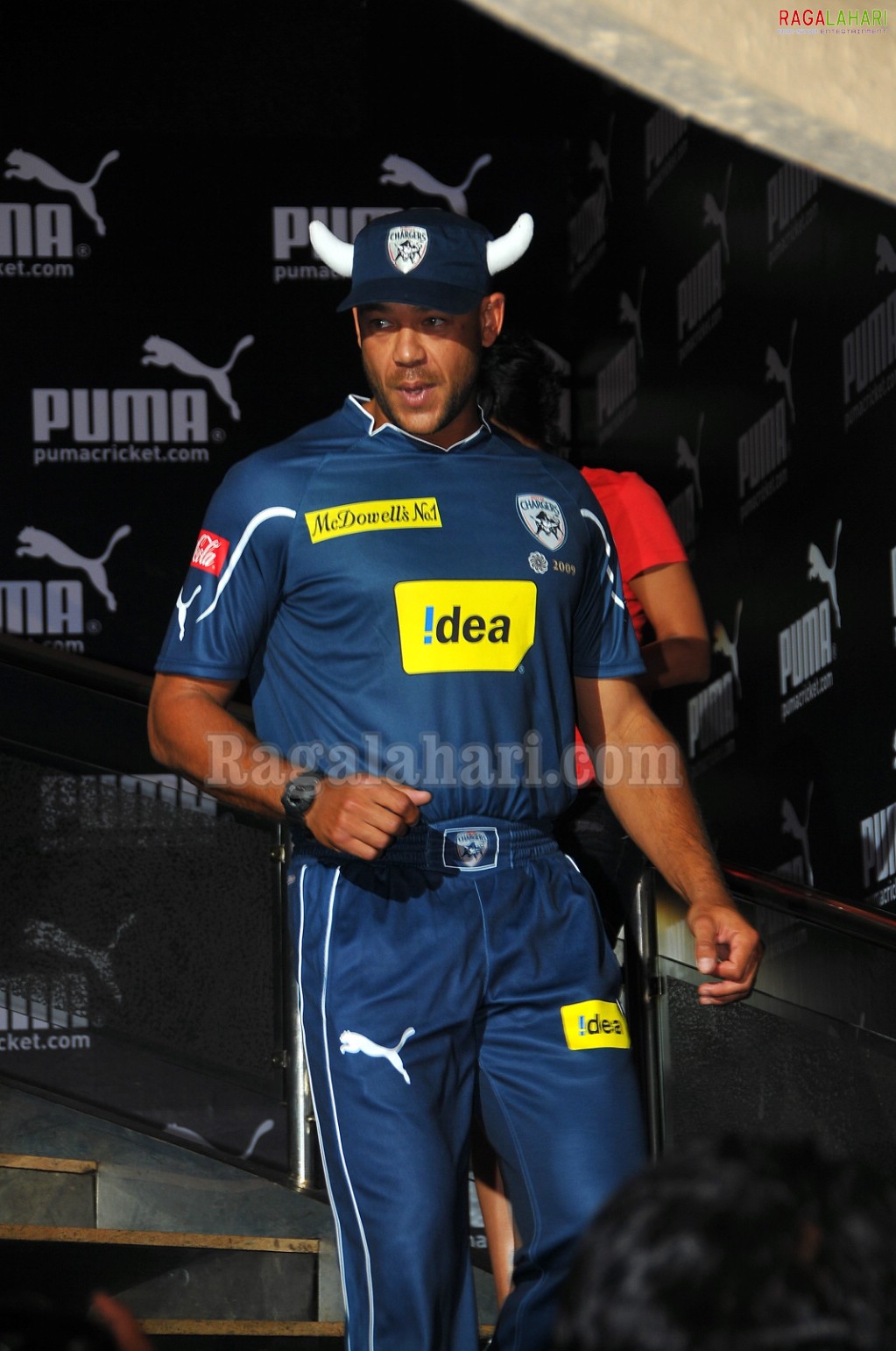 Deccan Chargers Team with Mandira Bedi at Bottles & Chimney for Puma Promotional Event