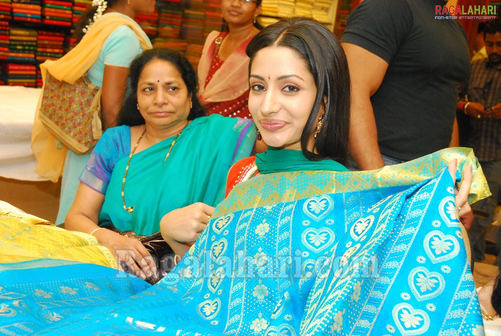 Varun Sandesh & Anitha at Kukatpally Kalanikethan Wedding Mall 