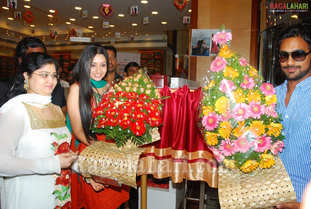 Varun Sandesh & Anitha at Kukatpally Kalanikethan Wedding Mall 