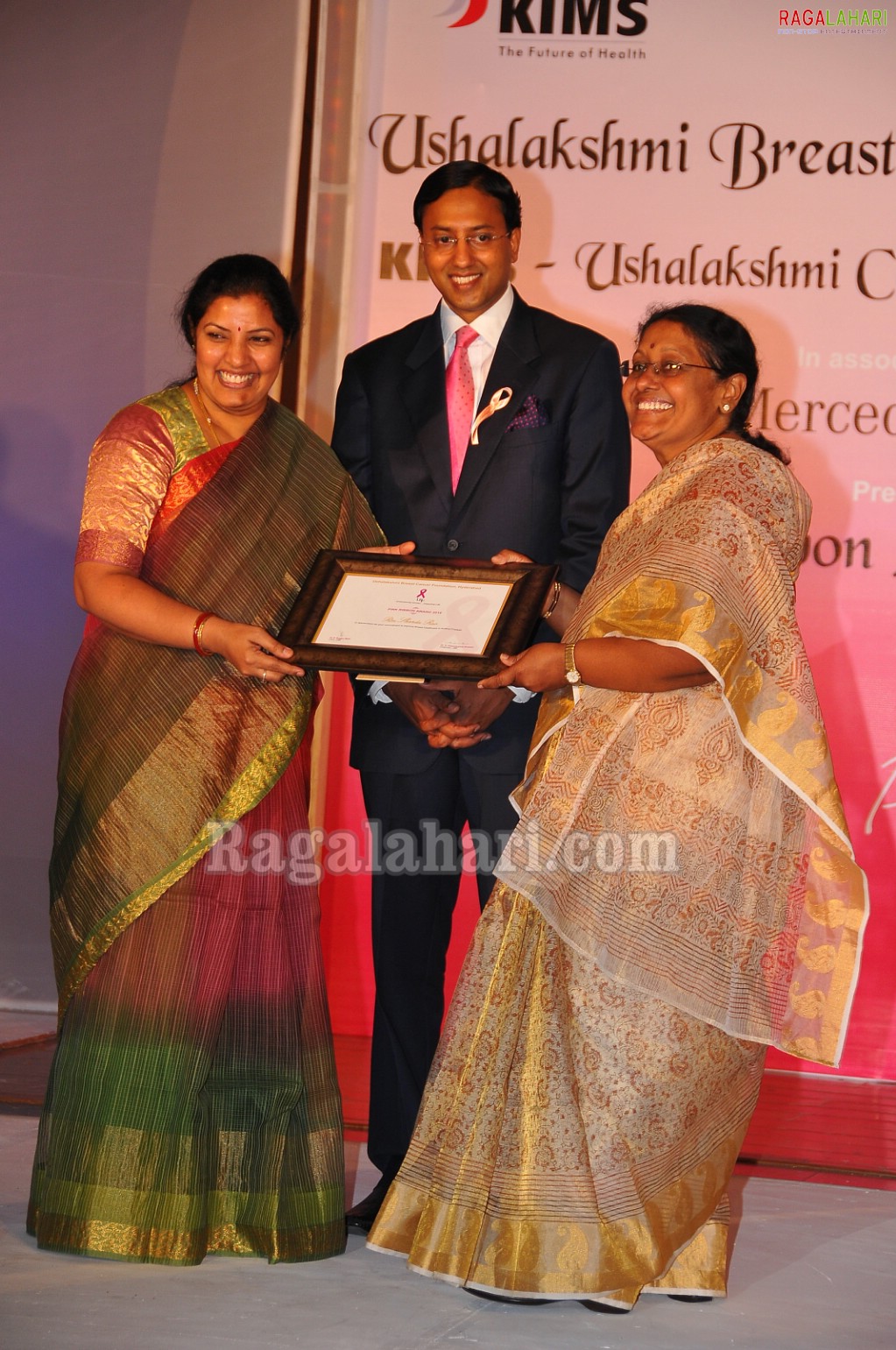 Amala, Shilpa Reddy walks on the Ramp for KIMS-The Pink Ribbon Awards Night 2010