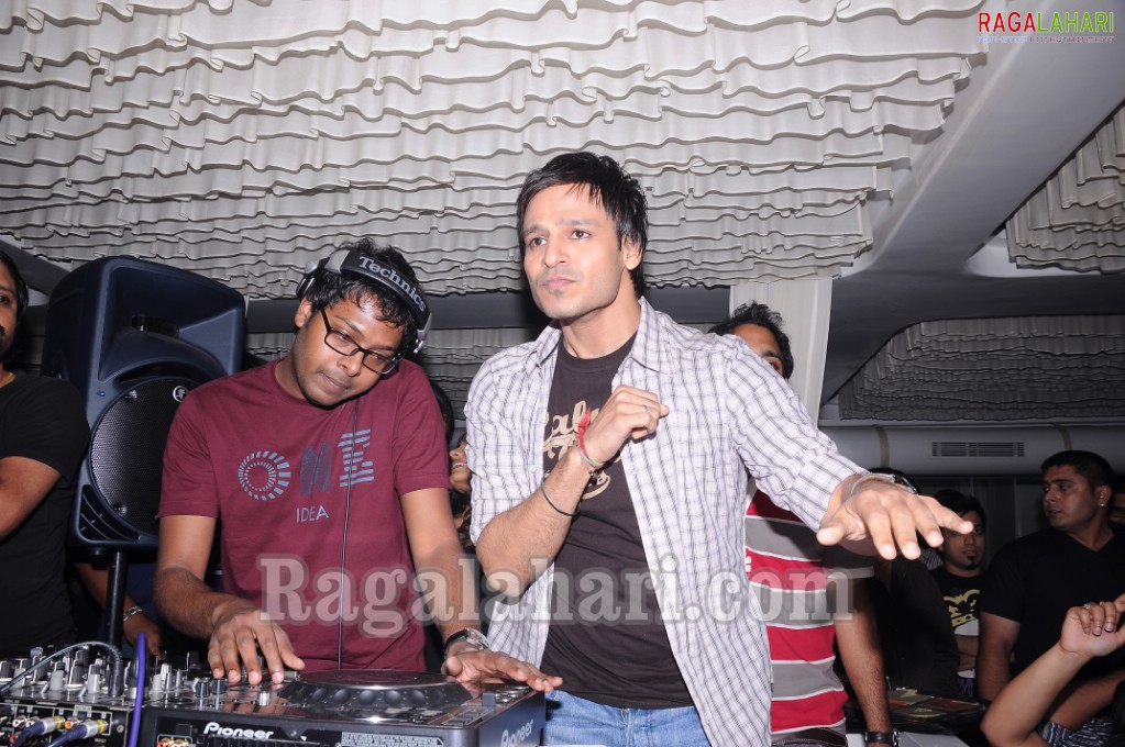 Vivek Oberoi, Srikala Reddy, Allu Arjun, Sradha das, Saira Bhanu Partying at Touch