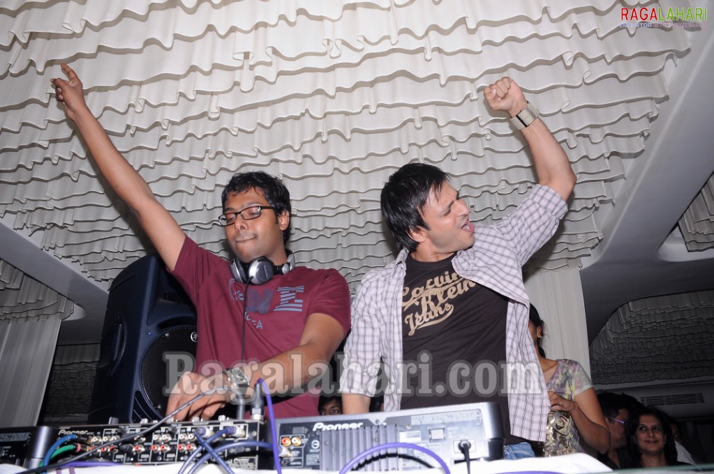 Vivek Oberoi, Srikala Reddy, Allu Arjun, Sradha das, Saira Bhanu Partying at Touch