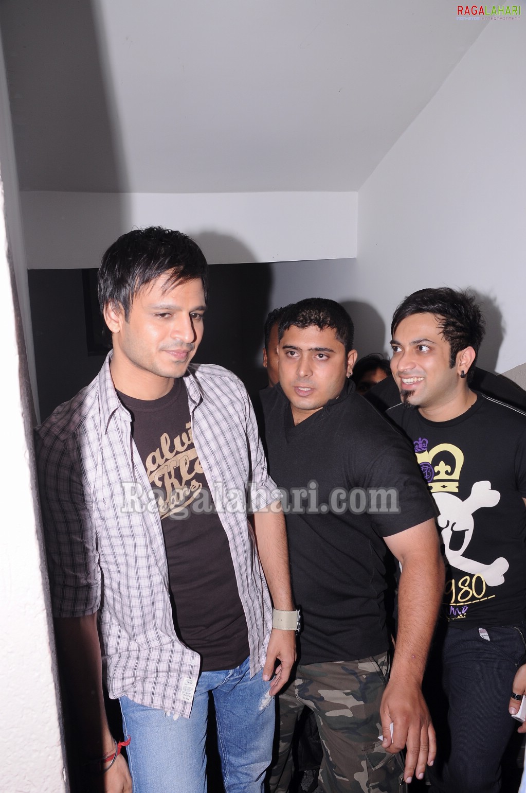 Vivek Oberoi, Srikala Reddy, Allu Arjun, Sradha das, Saira Bhanu Partying at Touch