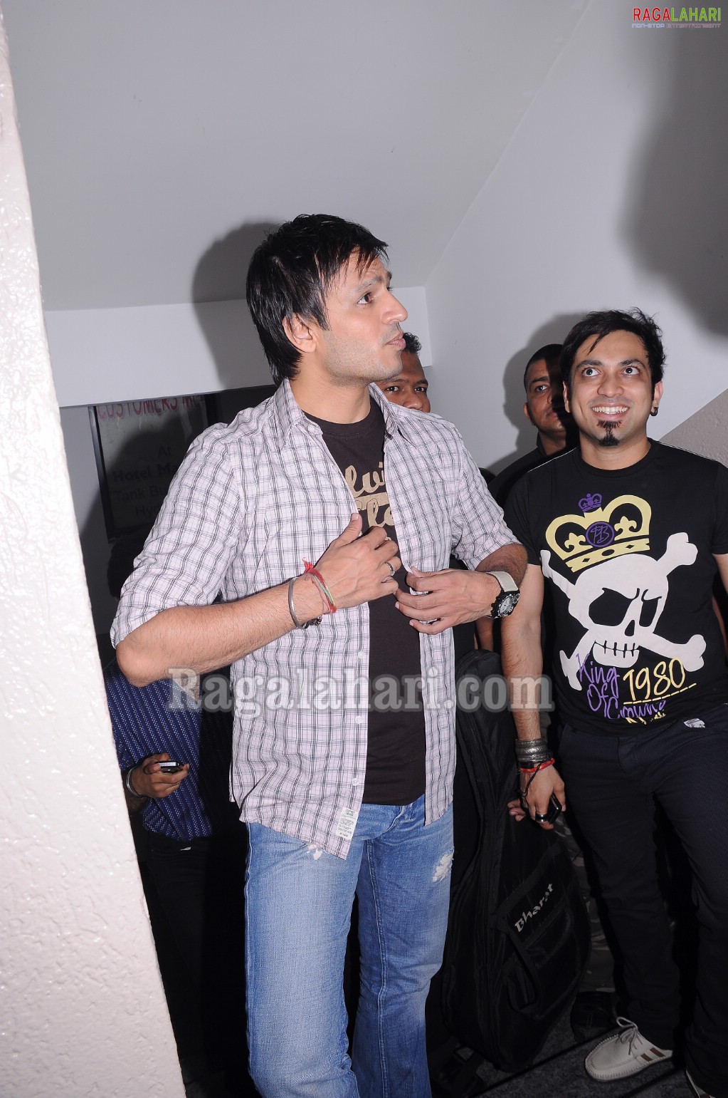 Vivek Oberoi, Srikala Reddy, Allu Arjun, Sradha das, Saira Bhanu Partying at Touch