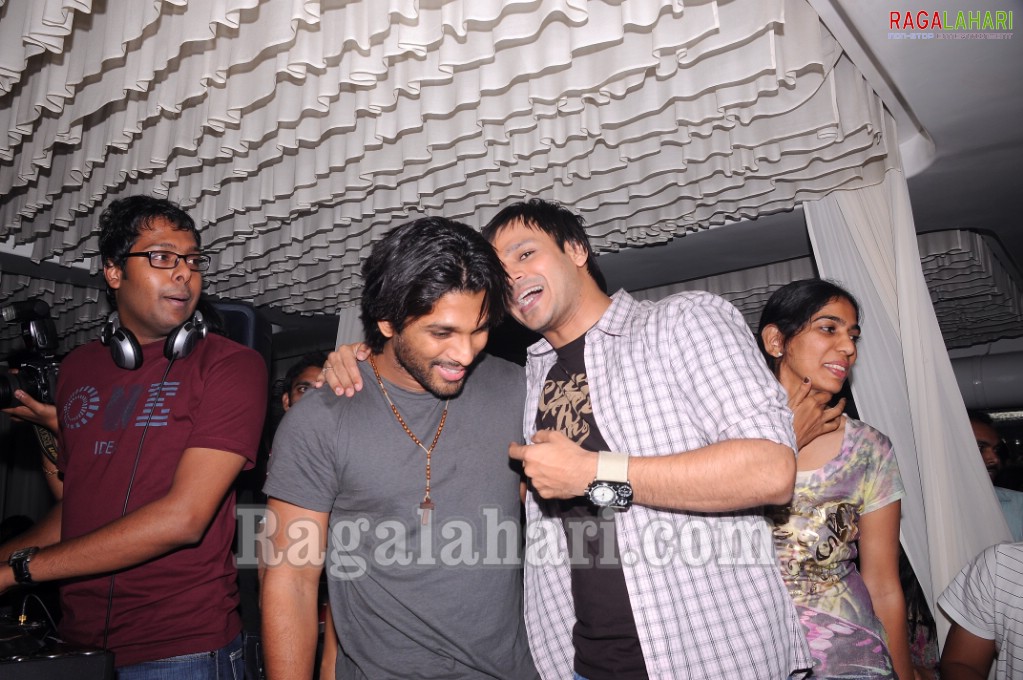 Vivek Oberoi, Srikala Reddy, Allu Arjun, Sradha das, Saira Bhanu Partying at Touch