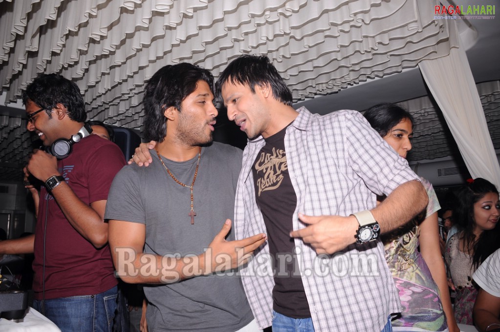 Vivek Oberoi, Srikala Reddy, Allu Arjun, Sradha das, Saira Bhanu Partying at Touch