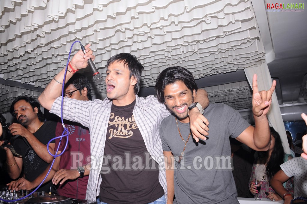 Vivek Oberoi, Srikala Reddy, Allu Arjun, Sradha das, Saira Bhanu Partying at Touch