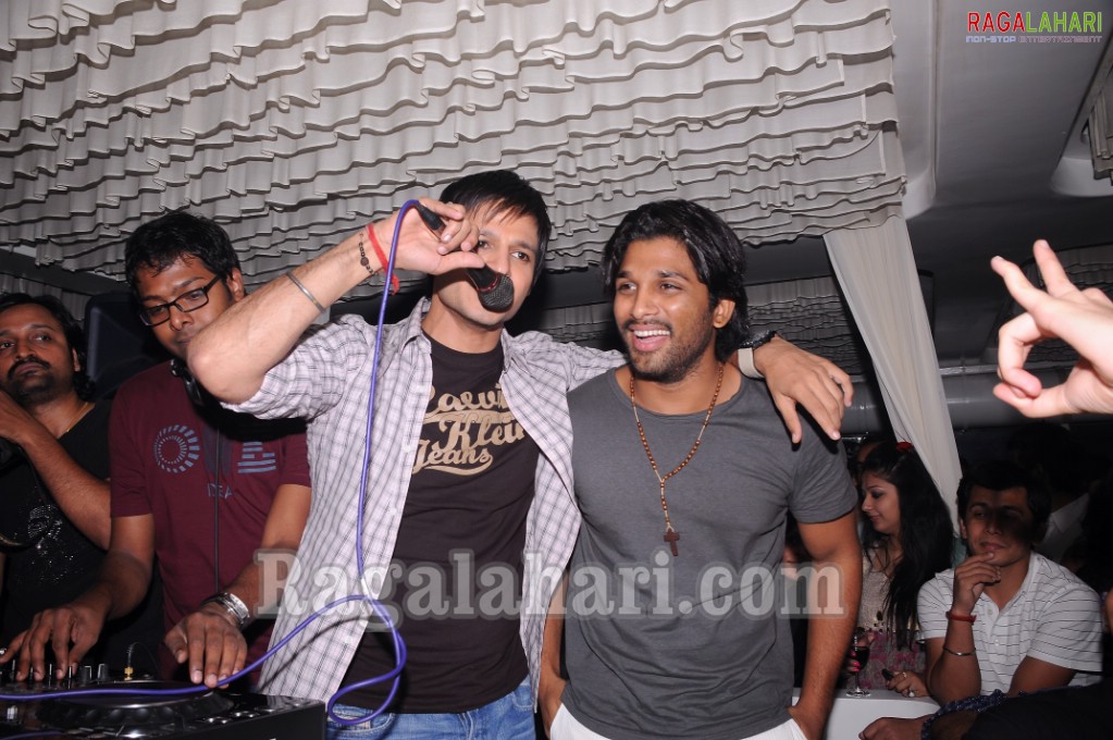 Vivek Oberoi, Srikala Reddy, Allu Arjun, Sradha das, Saira Bhanu Partying at Touch