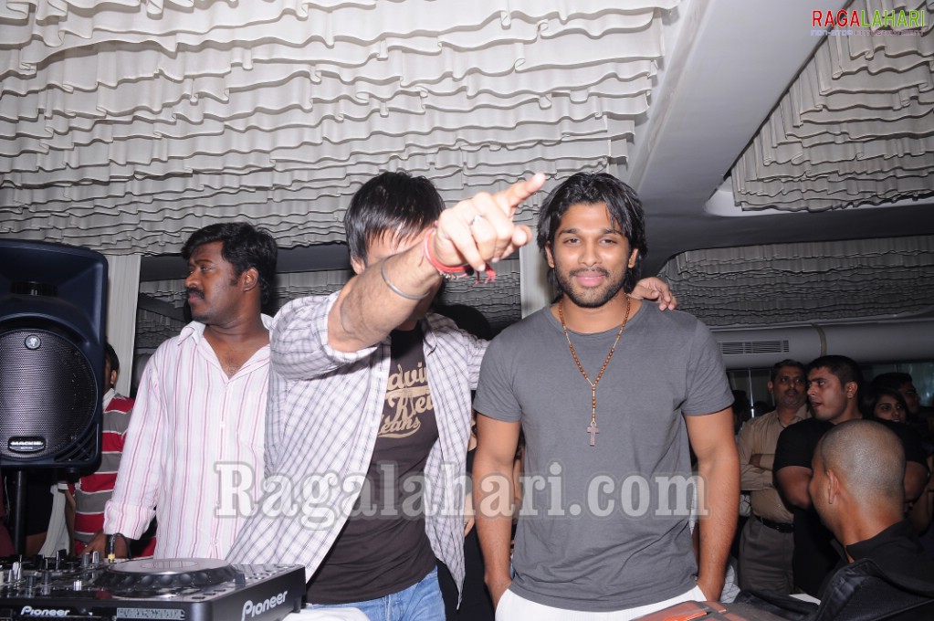 Vivek Oberoi, Srikala Reddy, Allu Arjun, Sradha das, Saira Bhanu Partying at Touch