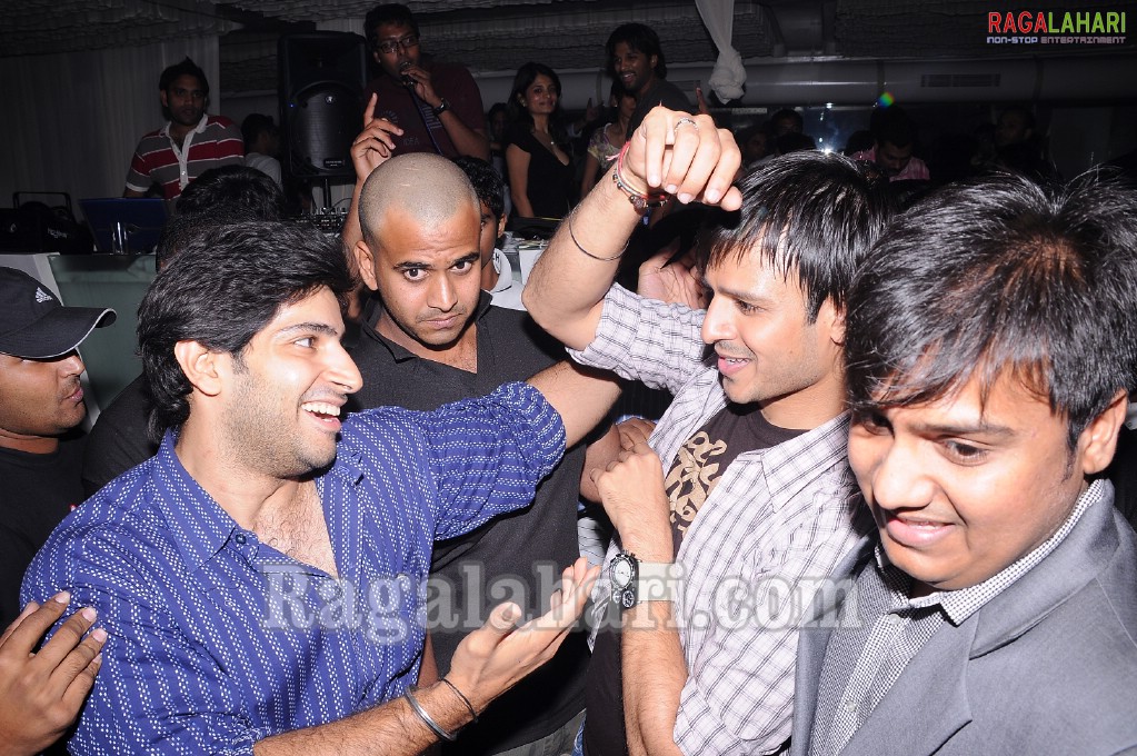 Vivek Oberoi, Srikala Reddy, Allu Arjun, Sradha das, Saira Bhanu Partying at Touch