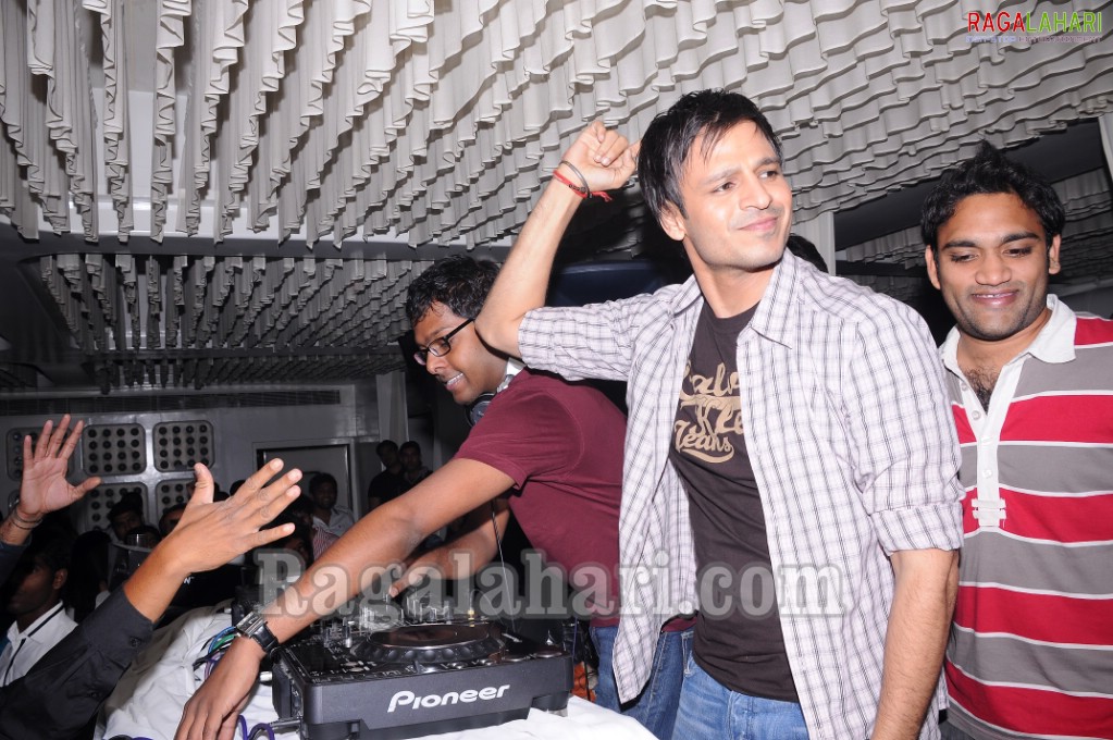 Vivek Oberoi, Srikala Reddy, Allu Arjun, Sradha das, Saira Bhanu Partying at Touch