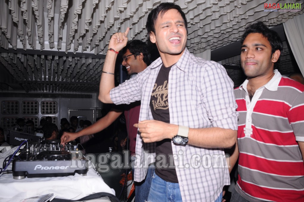 Vivek Oberoi, Srikala Reddy, Allu Arjun, Sradha das, Saira Bhanu Partying at Touch