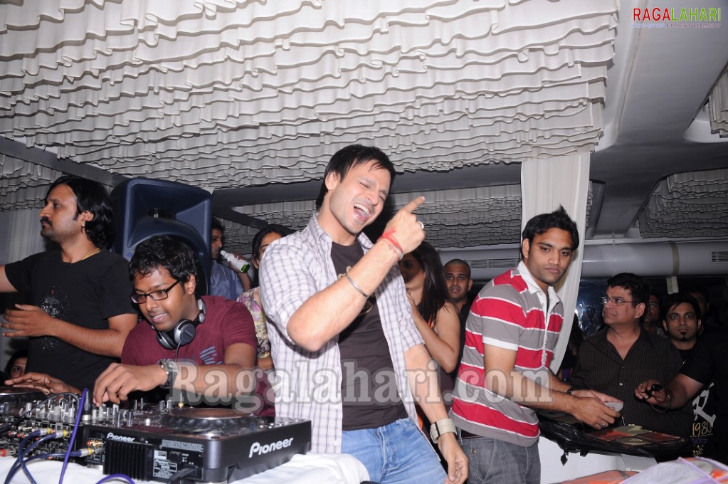 Vivek Oberoi, Srikala Reddy, Allu Arjun, Sradha das, Saira Bhanu Partying at Touch