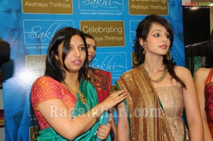 Models Display Akshaya Thtirhiya Collections at Sakhi Fashions