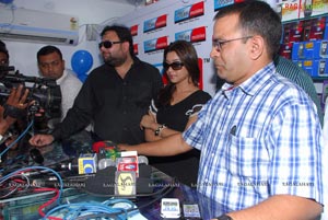 Payal Gosh Launches Mee Mobiles Outlet in Vijayawada
