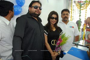 Payal Gosh Launches Mee Mobiles Outlet in Vijayawada