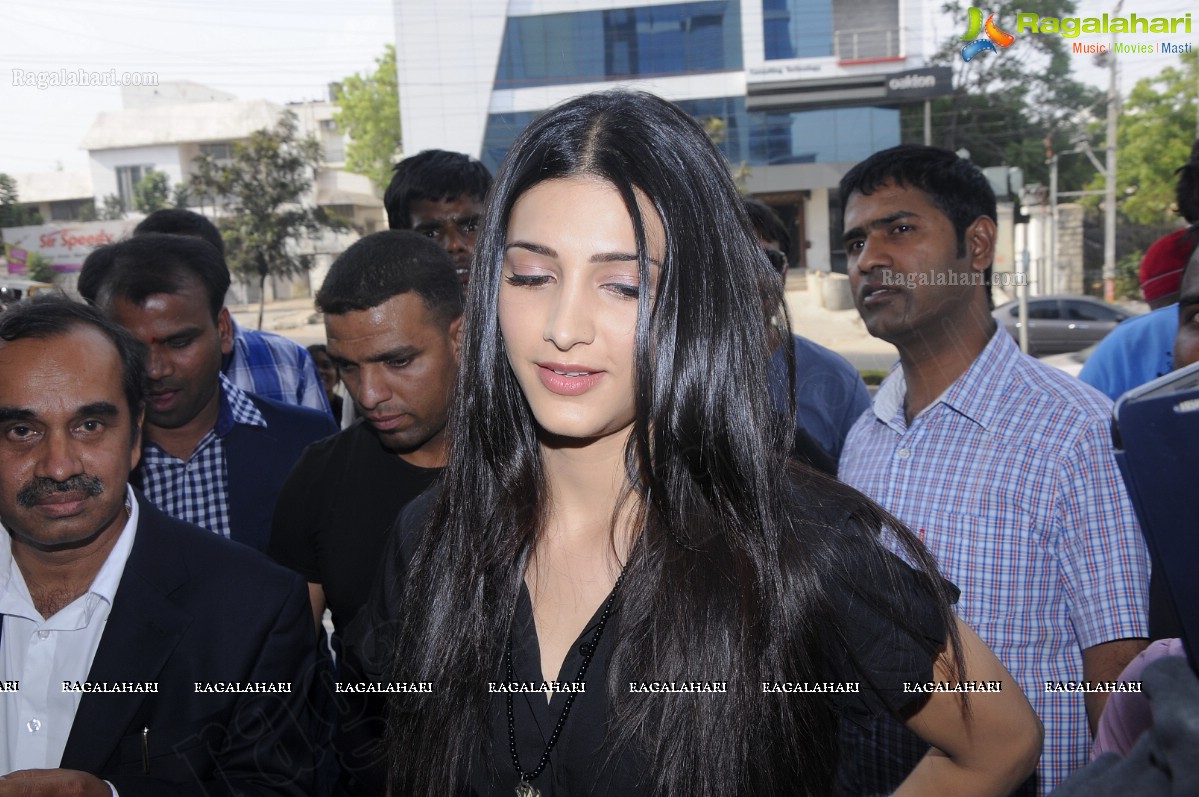 Shruti Haasan launches GAS Jeans Showroom