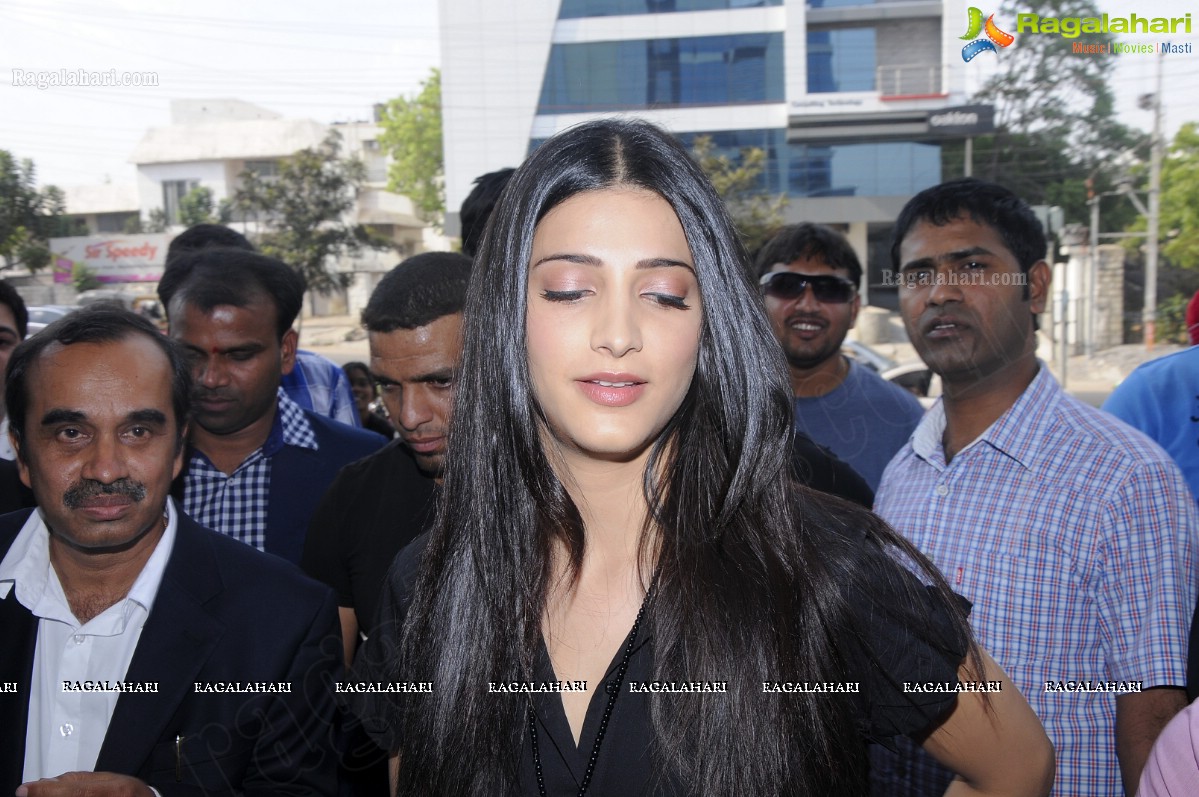 Shruti Haasan launches GAS Jeans Showroom