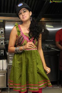 Taapsee visits Venky's XPRS Outlets