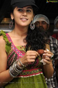 Taapsee visits Venky's XPRS Outlets