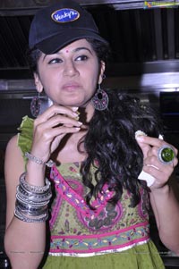 Taapsee visits Venky's XPRS Outlets