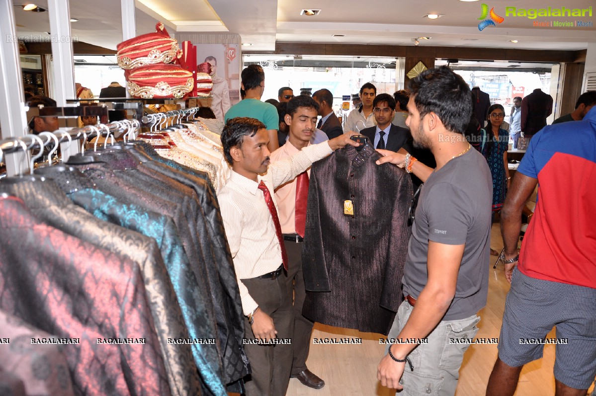 Sunrisers Hyderabad Team visits Manyavar Stores