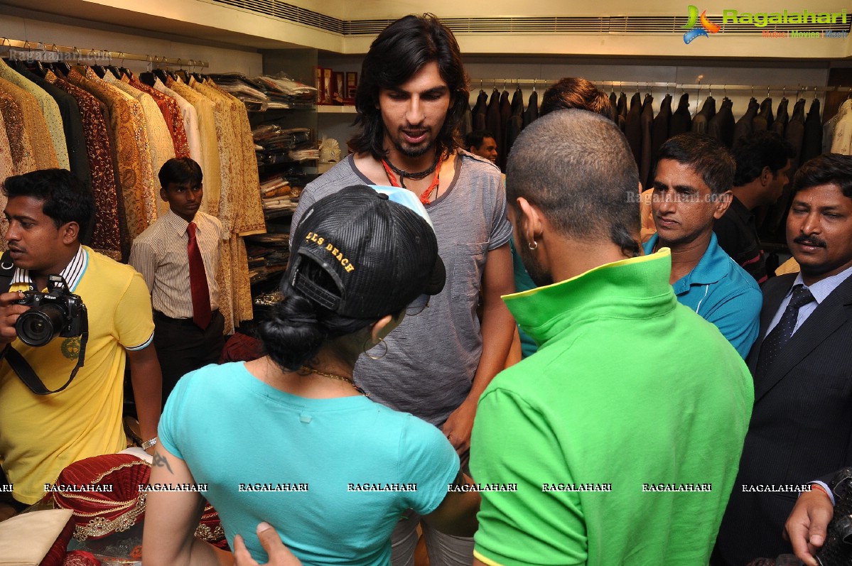 Sunrisers Hyderabad Team visits Manyavar Stores