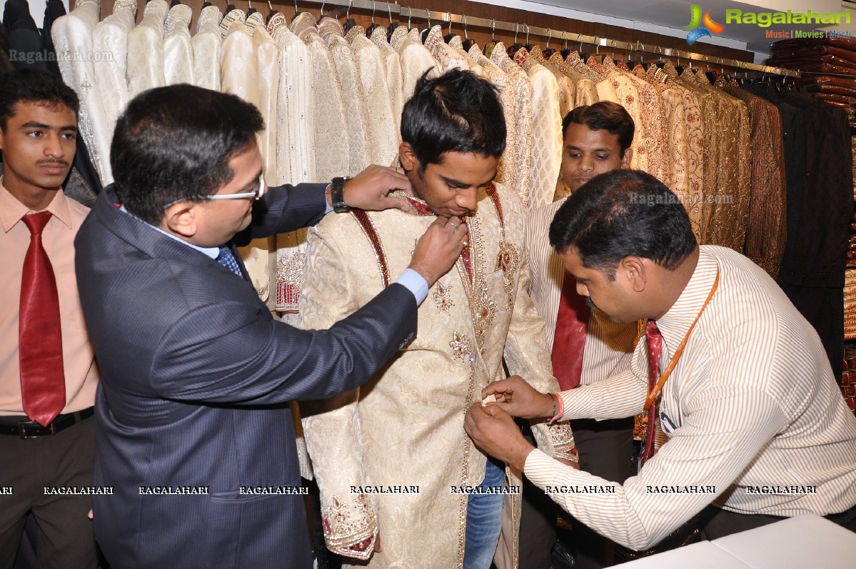 Sunrisers Hyderabad Team visits Manyavar Stores