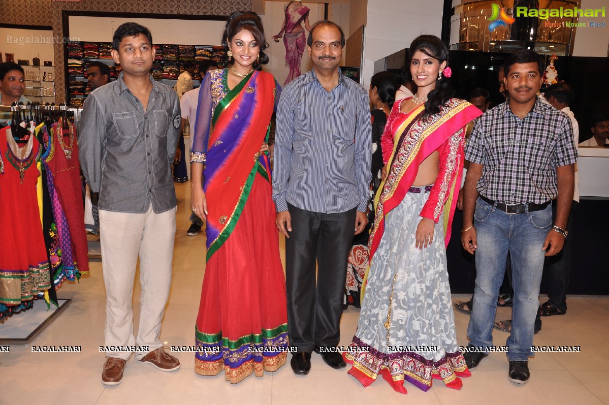 Kalanikethan Bride & Groom Collection 2013 Launch, Kukatpally, Hyderabad