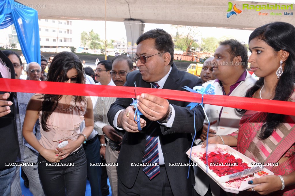 Madhhurima inaugurates YesMart in Attapur